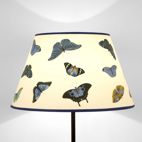 Paralume Artigianale con farfalle blu e celesti su fondo crema