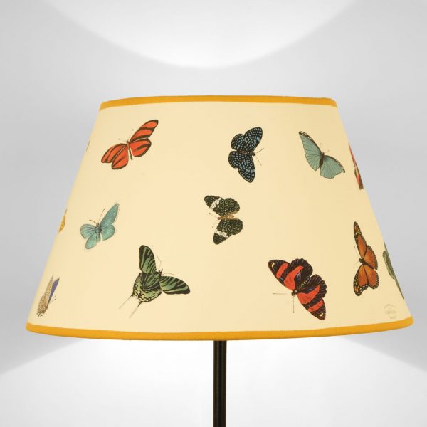 Paralume Artigianale con farfalle colorate su fondo crema