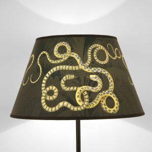 Paralume artigianale con serpenti gialli su fondo nero palmato