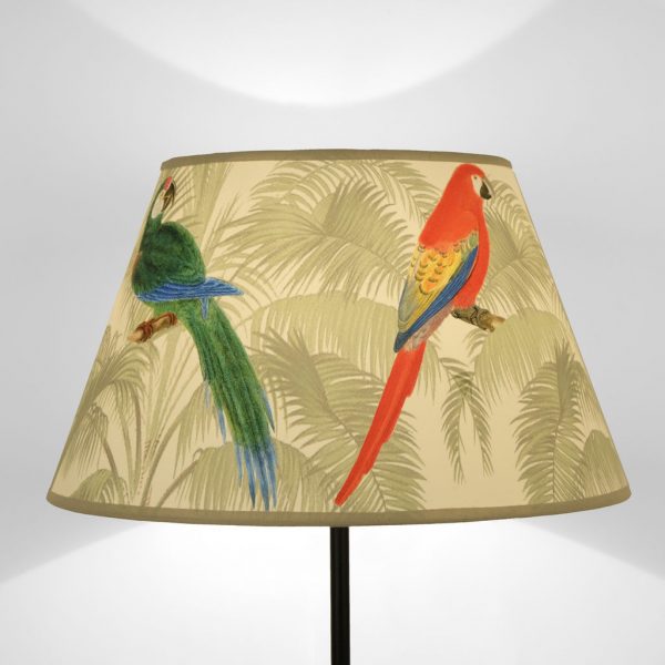 Paralume artigianale con pappagalli colorati su palme fondo chiaro